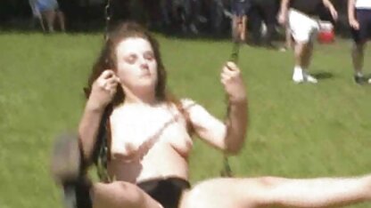 Brunette avec poilu pubis barbouillé lui-même avec de femmes très cochonnes l'huile et ses Doigts baisée dans le vagin