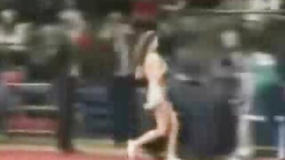 Mature brunette faire une gorge pipe, à genoux sur le sol matures cochonnes en streaming