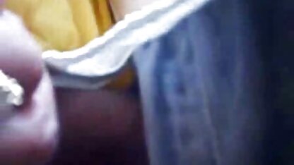 Un colocataire vissant la brune dans les lacunes avec du pain juteux en bas et en video massage cochonne culotte noire