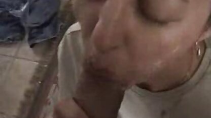 Blonde avec un gros cul montre son corps salopes fontaines sur le balcon