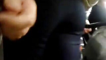 Un homme avec un ventre de bière vissant une femme vieille cochonne de 90 ans mature devant la webcam et sperme dans la bouche