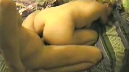 La mère video cochonnes francaises d'un homme de 40 ans avec des talons hauts cloutés de sexe anal sur le sol près du lit