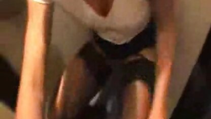 Homme léché chatte et baisée une fille avec salopes en lingerie sexy rasée aine