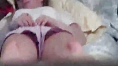 La jeune blonde fait le ménage et permet à vos amis de voir sous sa matures salopes jupe