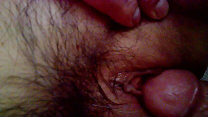 Busty femme de ménage l'insertion d'un gode dans son cul et sucer la bite petite française cochonne en caoutchouc
