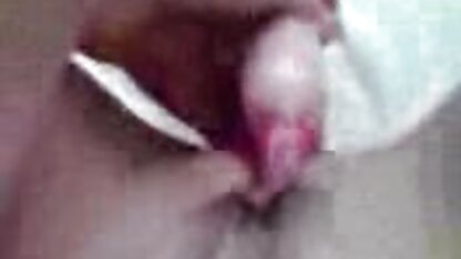 Mec baise sa copine dans le trou du cul fille nue cochonne près de la piscine