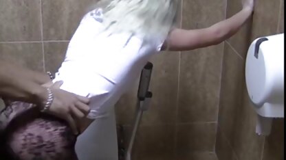 Asiatique avec fille cochonne nue d'énormes points obtient cul jouet sexe différent