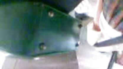 La brune profiter du regard de gros salopes en laisse seins dans le miroir
