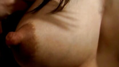 Juteuse blonde se masturbe au travail pendant le déjeuner sexy et cochonne