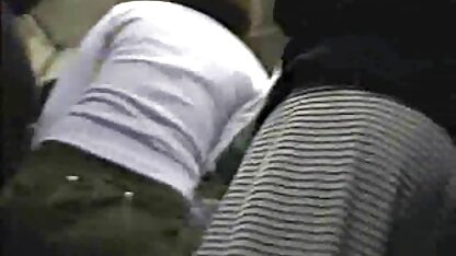 La fille, ne lâchant pas ses bas, poussant des godes salopes en culotte en caoutchouc dans son cul et son chapeau