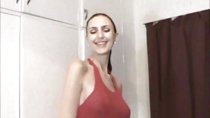 La blonde en bas prépare le vagin avec un fille cochonne nue vibrateur.