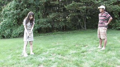 Ils enlèvent un homme russe petite française cochonne et organisent un gangbang dans la forêt.