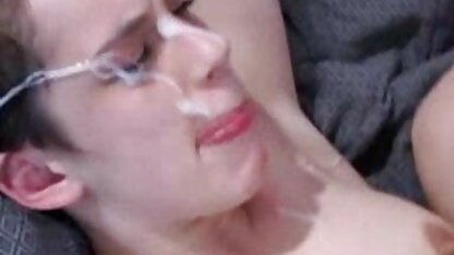 Le propriétaire de la Maison donne italiennes salopes un gros pénis dans la bouche d'une femme de chambre