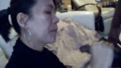 Gros seins brunette donner une pipe deepthroating salopes en laisse
