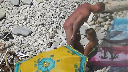 Mulâtres aider copine fille nue cochonne faire l'amour avec copain