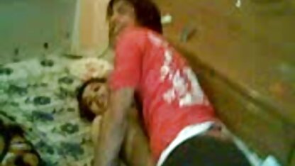Un ami femmes enceintes salopes baise avec un homme au bord de la piscine.