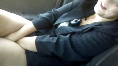 Brunette aux videos matures salopes gros seins dans une robe noire sucer hahala