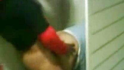 Aqueuse mère obtient anal grand mère salopes sur gode dans la chambre à coucher