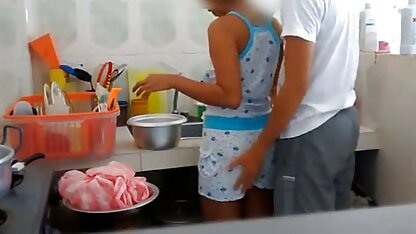 Kokoro Wakana suce son petit ami femme 40 ans cochonne et assis dans un trou de bite poilu