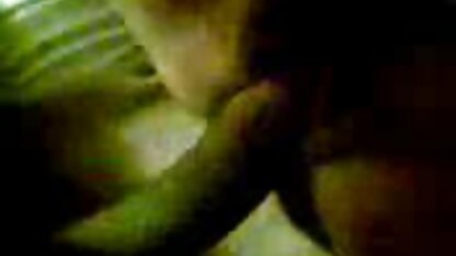 Petite amie Cuisine mignon mignon dans le vagin dans la salopes xnxx cour près de la piscine