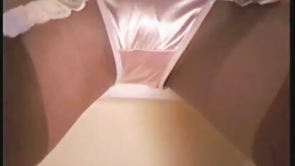 Brunette femme taquiner un partenaire et baise son droit videosalope dans la cuisine