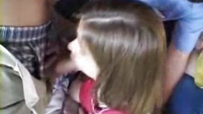 Ébène femme a lunette cochonne baise avec un blanc macho sur la plage