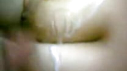 Belle masturbation vaginale tres tres vieille cochonne sur le lit.