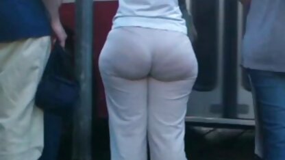 Sandy masturbation dans le cul avec salopes matures poilues les doigts.