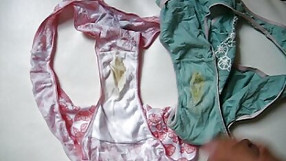 Shmara était allongé sur le tapis sur le côté et a frappé un gode dans l'anus, montrant le chapeau que la graisse salopes en lingerie sexy