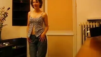 Un homme profiter videos femmes salopes d'une pipe de un chubby maman dans blanc bas sur l ' chambre étage