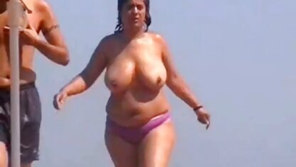Mâle adulte picore le vagin dans un jeune voisin dans le françaises cochonnes golf blanc