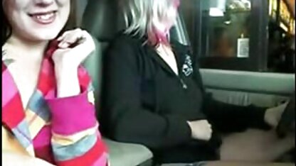 Pervers petite française cochonne baise une blonde dans sa bouche et nourrit son sperme