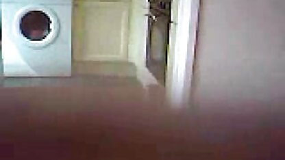 Latina Missy Martinez vieille allemande cochonne enlever sa robe bleue et avoir des relations sexuelles avec le jeune macho