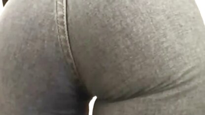 Secrétaire Se Masturber La Chatte Dans Le Coin De La Table Et Le Montre En Gros Plan salopes en mini jupe